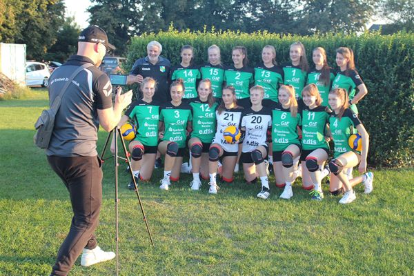 Zepernicker Volleyballerinnen starten neu durch und holen ersten Saisonsieg