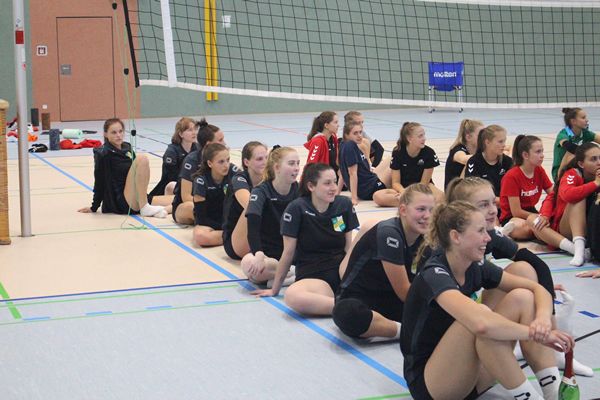 Zepernicker Volleyballerinnen starten neu durch und holen ersten Saisonsieg